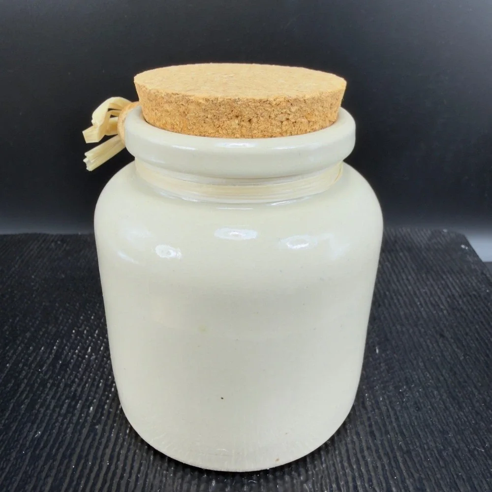 IL Boschetto Italy Ceramic Spice Jar with‎ Cork Lid and Wooden Scoop Cream White